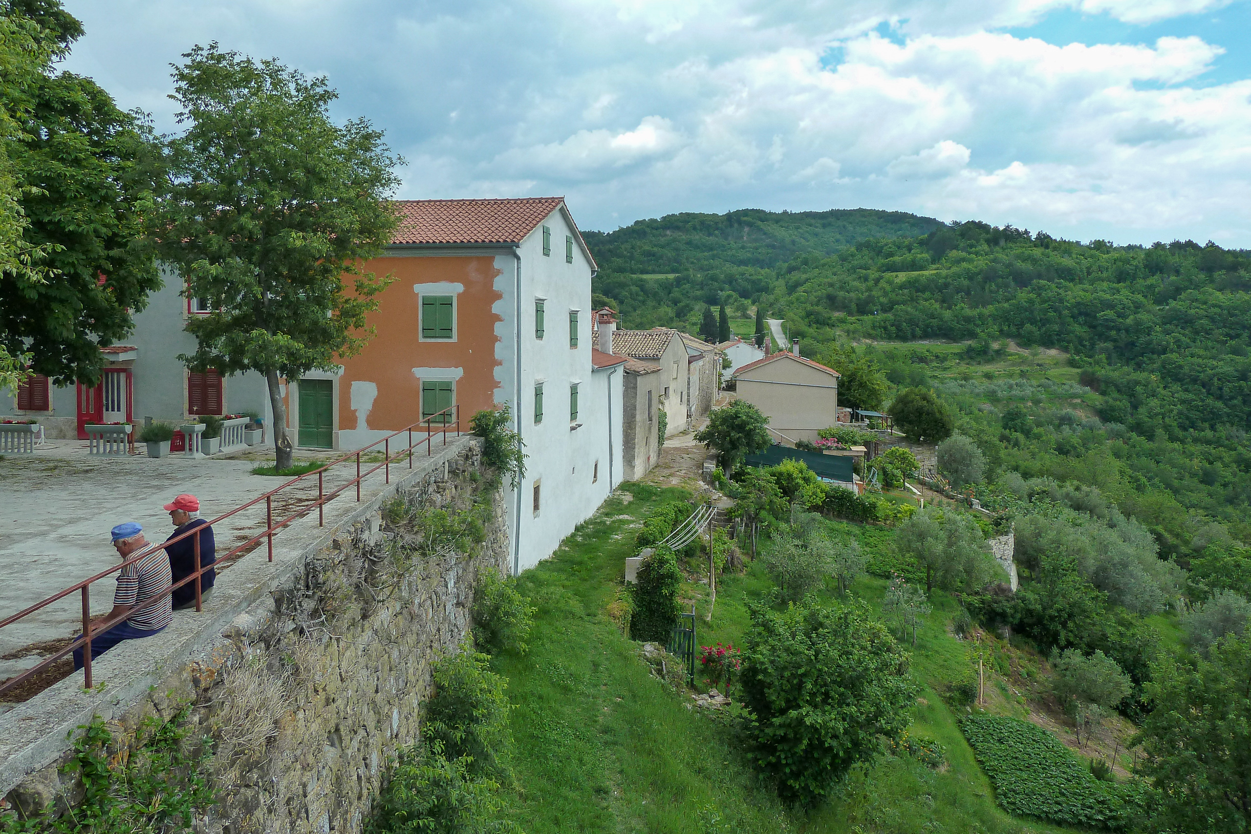 Draguć – Dorfplatz mit Blick ins Tal
